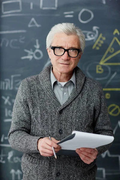 Professeur Aux Cheveux Gris Confiant Lunettes Vêtements Décontractés Intelligents Regardant — Photo