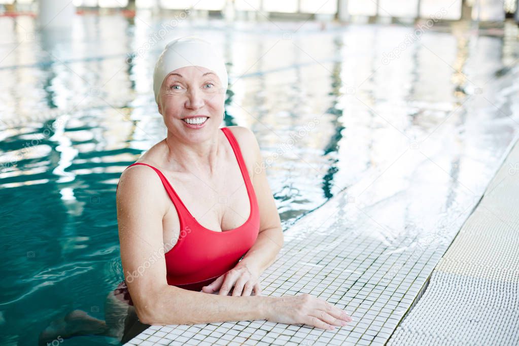 Mujer senior gorro natación fotografías e imágenes de alta
