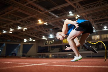 Etkin adam yapay sağ bacak Paralimpik yarışma sırasında yarış pistinde start çizgisinde çalışmaya hazır
