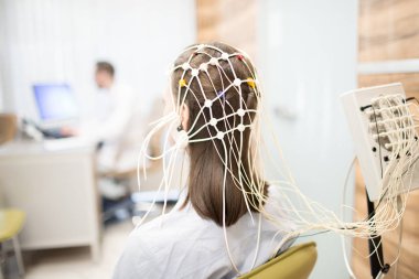 Beyin aktivitesi klinik test sırasında başında eeg ekipman ile hastanın geri görünümü