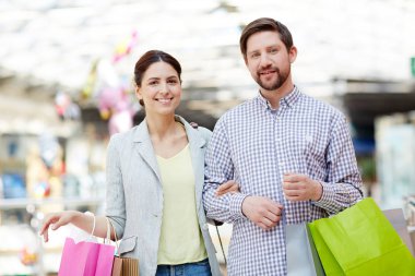 Modern Ticaret Merkezi'nde vakit ise kameraya bakarak genç Kafkas Çift
