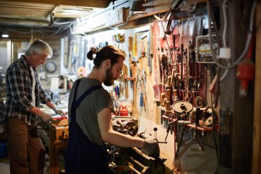 Elle ahşap işçiliği ve işleme işlerinde çalışan genç işçiler