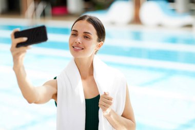 Mutlu kadın yaz Resort havuz tarafından poz selfie yapma