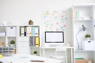 Raflar, masalar, bilgisayar monitörü, sandalye, lamba ve diğer malzemeleri ile Çağdaş ofis