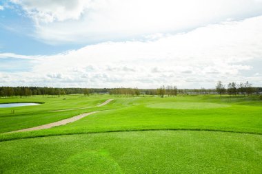 Arka plan ve bulutlu gökyüzü üzerinde orman ile geniş yeşil alanların veya Prairies muhteşem sahne