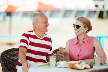 Kahvaltı tarafından yaz tatil tatilinden onların gösterim tartışmak neşeli olgun eşleri