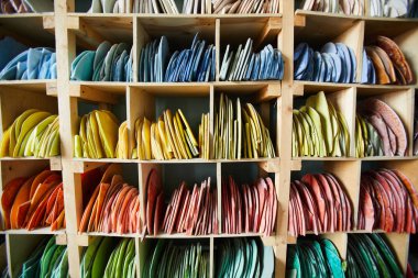 Esnaf atölyesinde mozaik sanat eserleri için renkli desenler ile rafların arka plan