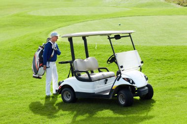 Açık eğlence oyunu için sürücü iken araba ile ayakta golf çantası ile yaşlı adam