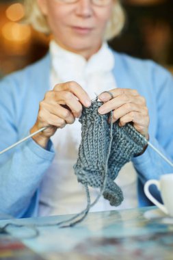 Büyükanne için torunlarını çay tarafından sıcak yün winterwear örgü
