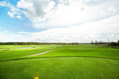 Arka planda geniş yeşil alan veya vadi, yollar, nehir ve orman ile kırsal çevre
