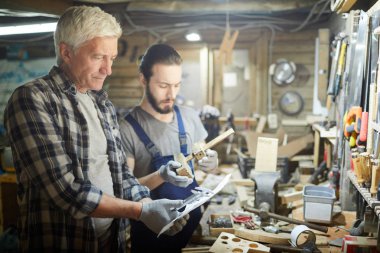 Yakın onun stajyer ile kağıt üzerinde olgun profesyonel ölçüm iş parçası kroki