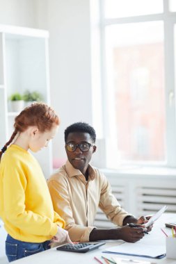 Afro-Amerikan okul öğretmeni ve öğrencilerinden biri dersin bazı zayıf noktalarını tartışıyor