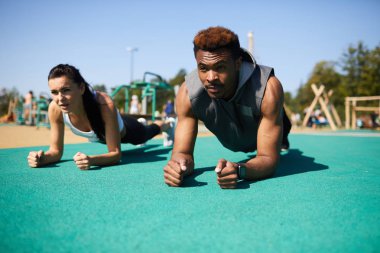Tahta yaz Stadyumu'nda yapıyor ve açık havada birlikte eğitimi sırasında düz seyir ciddi güçlü sert genç çok etnik gruptan oluşan bir çift