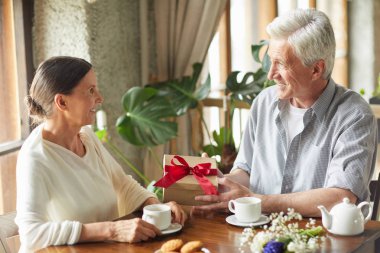 Kafede otururken eşi sürpriz ile giftbox veren yaşlı adam