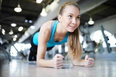 Koç egzersiz sırasında ararken fitness Center'da eğitim sırasında plakalar yapıyor genç aktif erkek