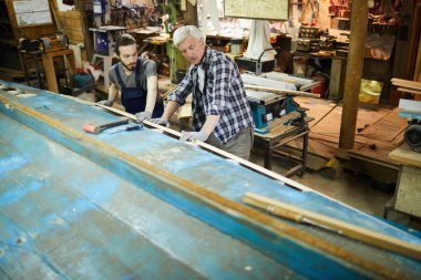 Genç ve kıdemli gemi yapım işçileri büyük gemi inşaatı ve onarımı için bekliyor.