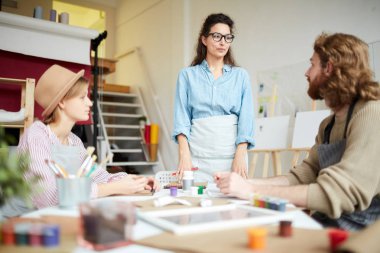 Genç koç seminer sırasında öğrencilerden birine bakıyor.