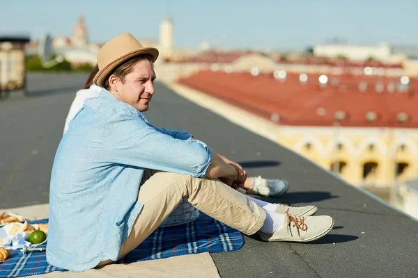 Joven Hombre Elegante Sentado Techo Mirando Paisaje Urbano Durante Cita — Foto de Stock