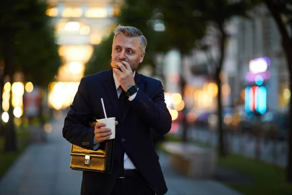 Haasten Zakenman Met Sandwich Drankje Onderweg Tijdens Een Wandeling Naar — Stockfoto