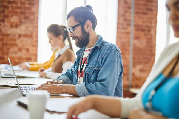 Ung Casual Affärsman Sitter Framför Lapto Pand Koncentrera Sig Webbdesign — Stockfoto