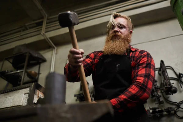 Smid Met Baard Vasthouden Van Grote Hamer Aambeeld Tijdens Het — Stockfoto