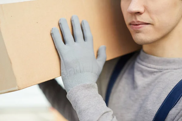 Närbild Innehåll Young Mover Handskar Bär Pappkartong Axeln — Stockfoto