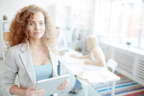 Leende Innehåll Vackra Curly Haired Business Specialist Jacka Håller Modern — Stockfoto