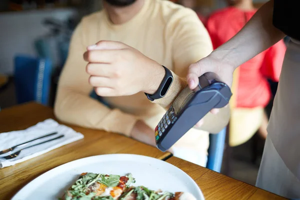 Homem Contemporâneo Segurando Sua Mão Com Smartwatch Pela Máquina Pagamento — Fotografia de Stock