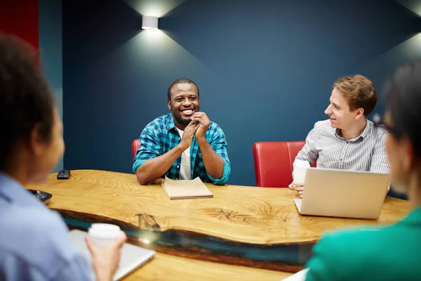 Unga Affärsmän Sitter Vid Bordet Moderna Styrelserummet Och Diskuterar Framtidsplaner — Stockfoto