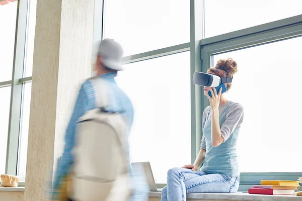 Menina Estudante Moderna Óculos Sentado Peitoril Janela Corredor Falando Telefone — Fotografia de Stock