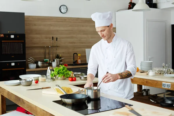 Graves Cocinero Profesional Concentrado Guapo Uniforme Blanco Haciendo Salsa Revolviendo — Foto de Stock