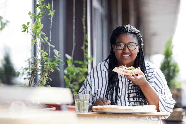 Jovem Feliz Com Fatia Pizza Olhando Para Você Enquanto Desfruta — Fotografia de Stock