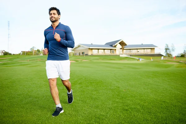 Joven Atleta Activo Ropa Deportiva Trotando Campo Verde Entorno Natural — Foto de Stock