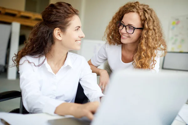 Twee Elegante Collega Met Krullend Haar Die Naar Elkaar Kijken — Stockfoto