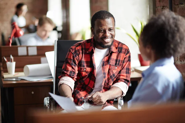 Homme Affaires Africain Souriant Vêtements Décontractés Conduisant Entrevue Avec Une — Photo