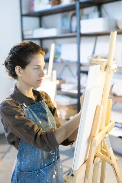 Jeune Peintre Femme Debout Devant Chevalet Peinture Tableau Feuille Papier — Photo