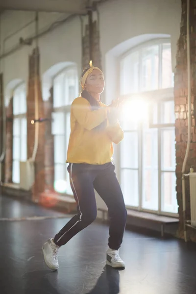 Współczesna Aktywna Dziewczyna Wykonujące Breakdance Ćwiczenia Podczas Treningu Nowoczesnym Studiu — Zdjęcie stockowe