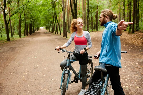 Giovane Uomo Attivo Che Spiega Come Uscire Dalla Foresta Bella — Foto Stock