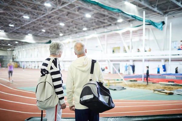 Pohled Dva Zralé Sportovce Batohy Rekonstrukci Hřiště Stadionu — Stock fotografie