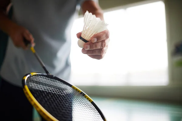 Badminton Drží Raketa Raketoplán Zatímco Chystá Začátek Hry Házet Udeřit — Stock fotografie