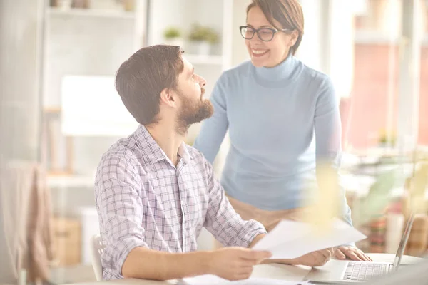 Felices Colegas Mediana Edad Ropa Casual Discutiendo Términos Contrato Documento — Foto de Stock