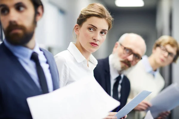 Jonge Vrouw Groep Andere Zakenmensen Met Papieren Die Naar Directiedeur — Stockfoto