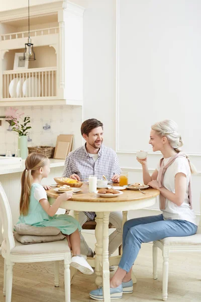 Alegre Familia Joven Habladora Ropa Casual Disfrutando Del Desayuno Comunicación — Foto de Stock