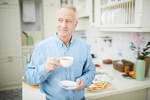 Nachdenklicher Oder Gelassener Reifer Mann Mit Einer Tasse Tee Tisch — Stockfoto