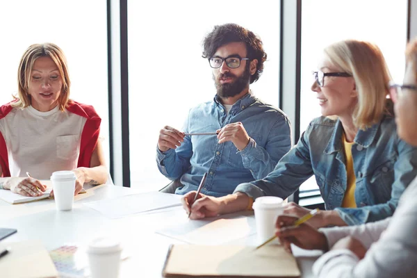 Grupo Profesionales Empresariales Que Discuten Nuevas Ideas Durante Lluvia Ideas —  Fotos de Stock