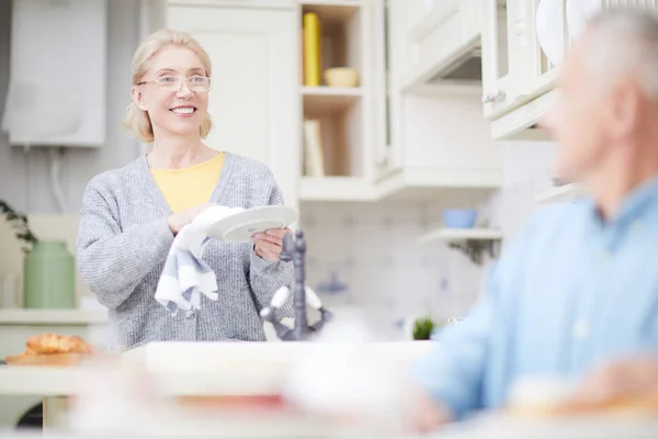 Felice Invecchiato Casalinga Asciugatura Piatti Puliti Con Asciugamano Cucina Guardando — Foto Stock