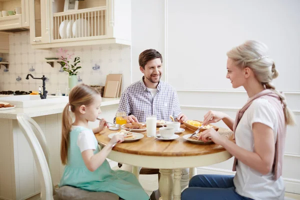 Sorridente Bella Famiglia Che Sorride Mentre Mangia Frittelle Siede Tavola — Foto Stock