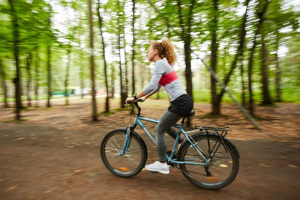 Ung Aktiv Kvinna Sportkläder Rör Sig Cykel Längs Skogsvägen Med — Stockfoto