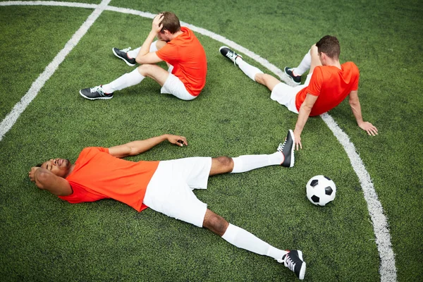 Hombres Cansados Descansados Uniforme Fútbol Relajándose Campo Verde Durante Descanso — Foto de Stock