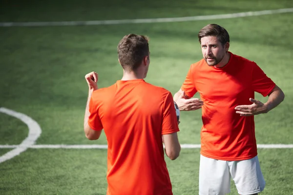 Deux Jeunes Footballeurs Disputent Lors Match Football Stade — Photo